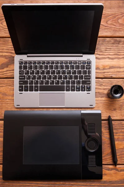 Vista superior del diseñador gráfico del espacio de trabajo . — Foto de Stock