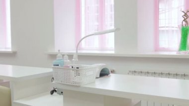 Modern manikür salonunun içinde insanlar yok..