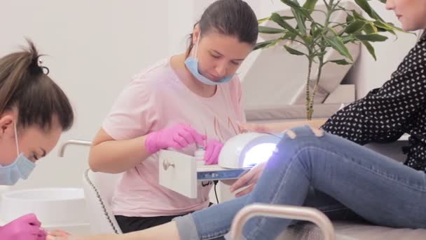 Manicura e pedicure simultâneas de gel polido — Vídeo de Stock