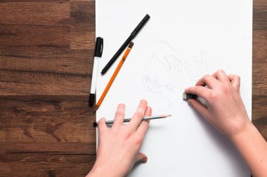 Çizim ders düz yatıyordu. Pensil ile ressam berabere