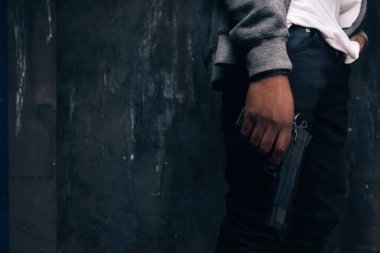 Tanınmayan silahlı siyah tecavüzcü portre