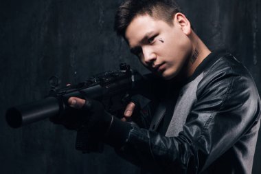 Keskin nişancı ile yüz ve tüfek yakın çekim dövme