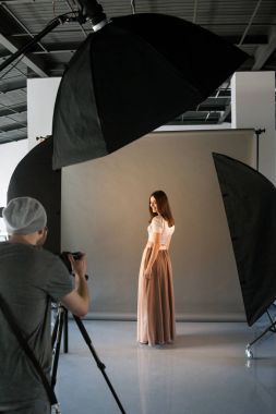 Fotoğrafçı ve stüdyo oturumunda mutlu modeli