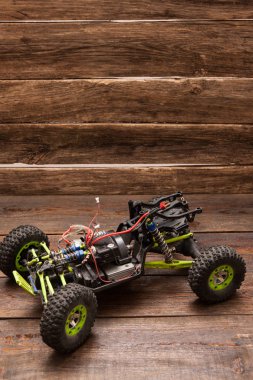 RC araba modeli oyuncak ahşap arka plan üzerinde