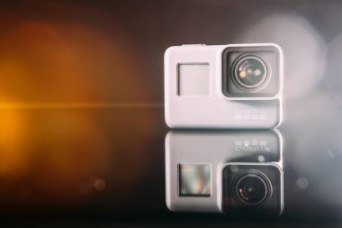 GoPro Hero 5 dijital kamera mercek parlaması ile