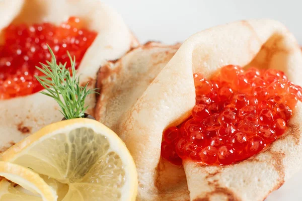 Panquecas delicadas com closeup caviar vermelho — Fotografia de Stock