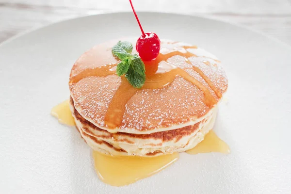 Restaurant food. Sweet american pancakes — Stock Photo, Image