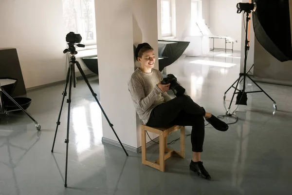 Fotógrafo en estudio disfrutar de imágenes en la cámara — Foto de Stock