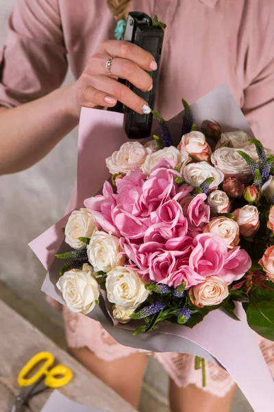 Bouquet d'emballage fleuriste de fleurs de rose . — Photo