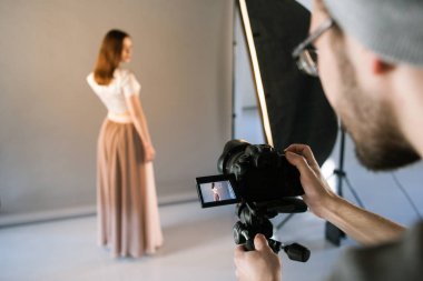 POV fotoğrafçı studio oturum sırasında.