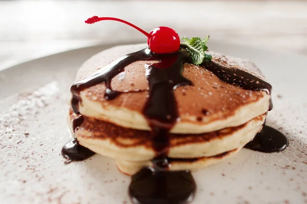 Pequeno-almoço americano. Panquecas com chocolate — Fotografia de Stock