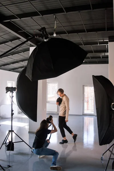 Photographer and model during studio session — Stock Photo, Image