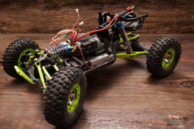 RC araba modeli oyuncak ahşap arka plan üzerinde