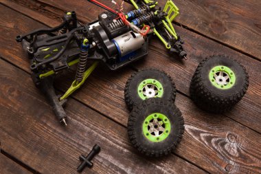 Kırık Rc Paletli modeli oyuncak onarım sökülmüş