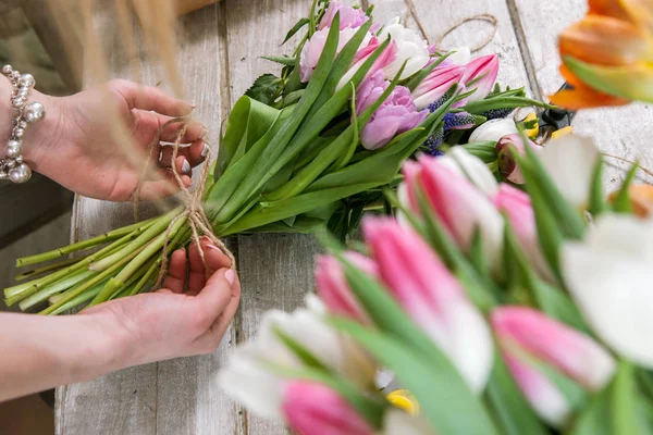 Mujer embalaje tulipán ramo vista superior — Foto de Stock
