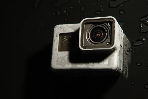 Caméra d'action numérique GoPro HERO 5 avec gouttes d'eau — Photo