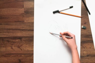 Çizim sketch düz yatıyordu. Pensil ile ressam berabere
