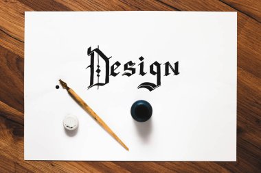 Tasarımcı işyeri üstten görünüm. Mürekkepleri ile çalışmak.