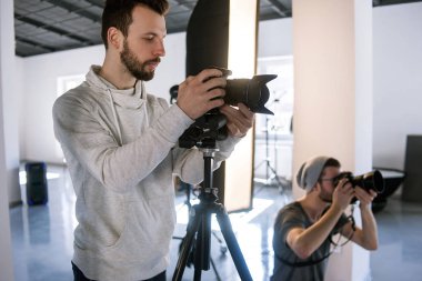 Stüdyo yaratıcı fotoğrafçılar çalışmalarında