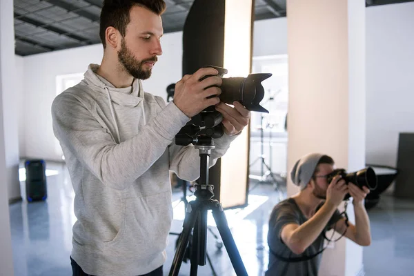 Fotógrafos creativos trabajan en estudio — Foto de Stock