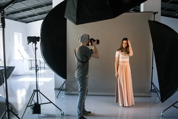 Trabajo de fotógrafo en estudio profesional — Foto de Stock