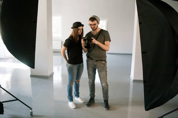 Photographe parle avec modèle sur photoshoot — Photo