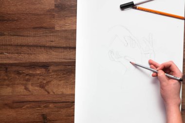 Profesyonel ressam pensil ile el çizmek