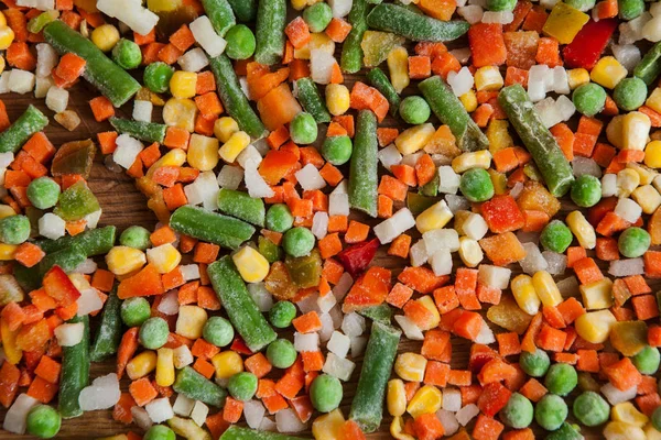 Крупный план замороженных овощей на доске — стоковое фото