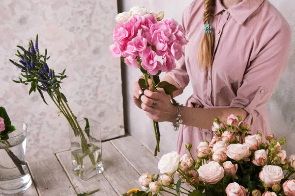 Fleuriste fait un bouquet de fleurs de serre . — Photo