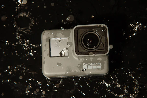 GoPro HERO 5 câmera de ação digital com gotas de água — Fotografia de Stock