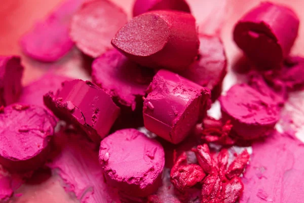 Beaucoup de rouges à lèvres roses coupés en morceaux vue du dessus — Photo