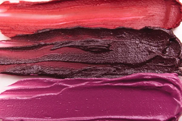 Gama de lápiz labial untado de cosméticos coloridos —  Fotos de Stock