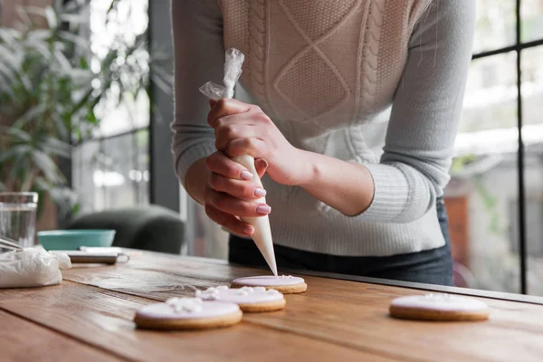 Kadın Şef gingerbread hamur işi çanta ile dekorasyon