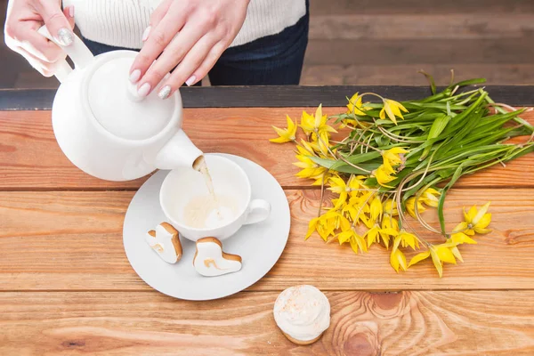 Pan de jengibre y tulipanes sobre fondo de madera — Foto de Stock