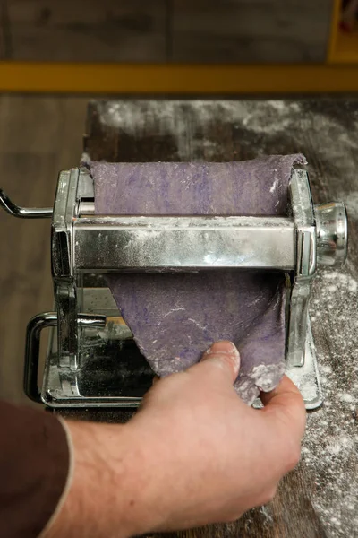Макароны в процессе. Фиолетовые тесто для лапши — стоковое фото