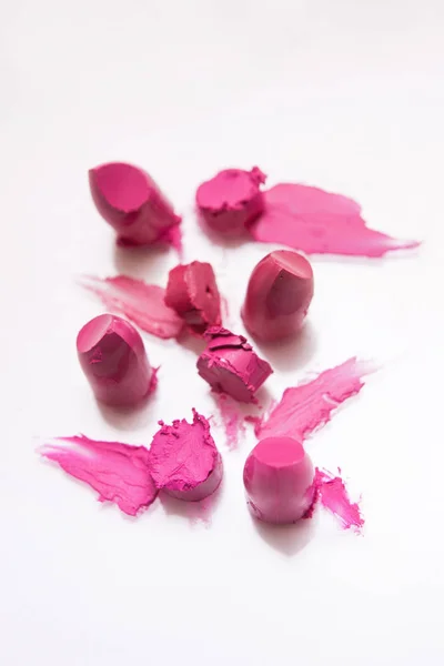 Rouge à lèvres rose échantillons coupés sur fond blanc — Photo