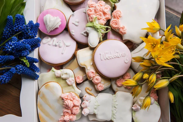 Muchos colorido pan de jengibre de boda con flores — Foto de Stock