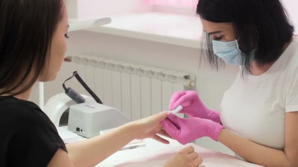 Manicurist and client during manicure in salon — Stock Video