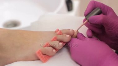 Profesyonel pedikür. Jel Lehçe çivi üzerine