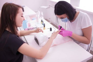 Profesyonel manikür yordamı. Jel Lehçe