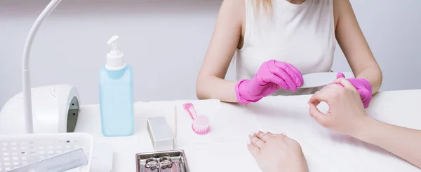 Manicure manicure met nagelvijl — Stockfoto