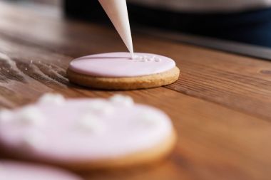 Krema ile dekore edilmiş gingerbread