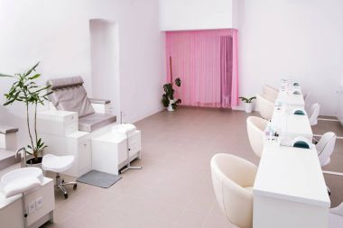 İçinin boş modern tırnak Salonu.