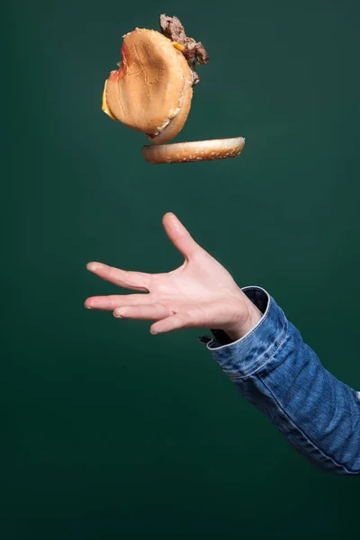 Burger, hodil na ručně — Stock fotografie