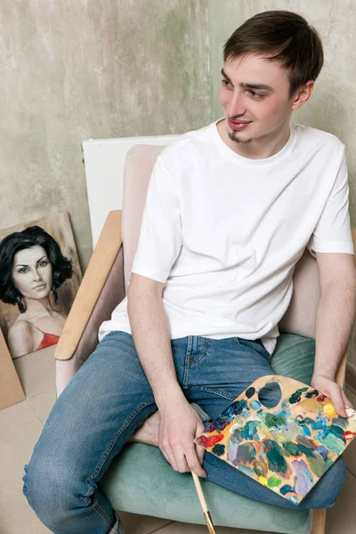 Молодий художник відпочиває з фарбувальною палітрою — стокове фото