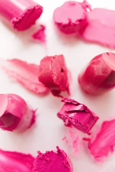 De nombreux échantillons de rouges à lèvres roses sur fond blanc — Photo