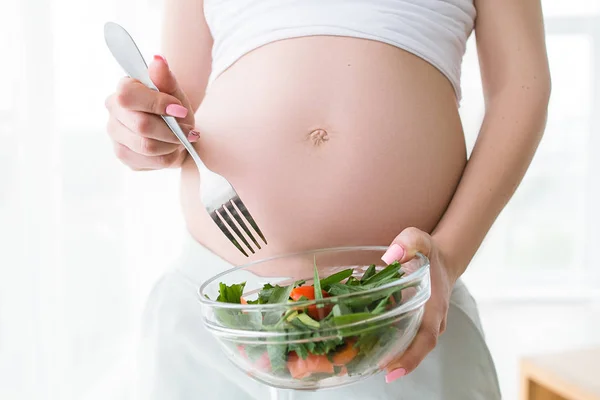 stock image Pregnant woman eats fresh salad