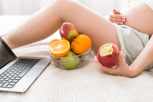 Zwangere vrouw eet appel en neemt een pauze — Stockfoto