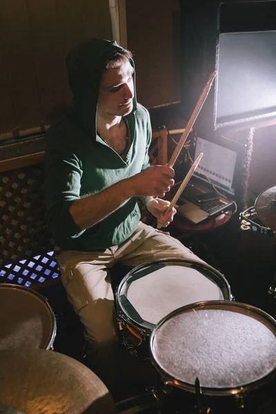 Bubeník hraje na bicí v nahrávacím studiu — Stock fotografie