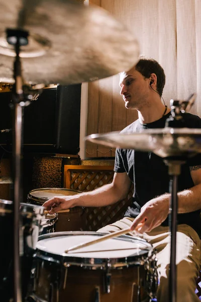 Muž bubeník hraje na bicí v nahrávacím studiu — Stock fotografie